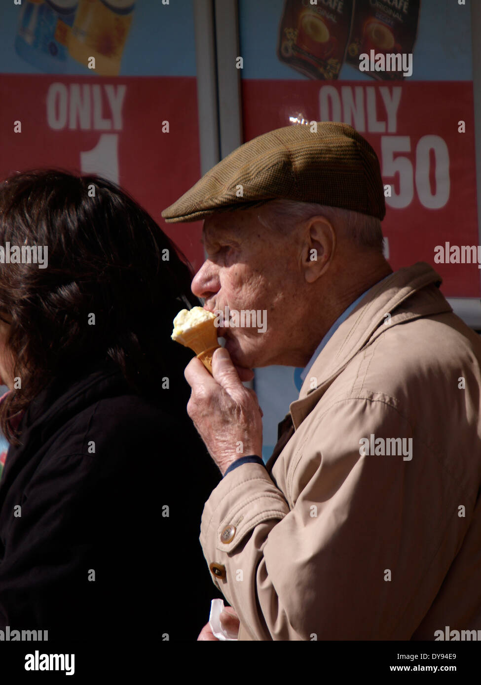 Uomo anziano di mangiare un gelato, Cornwall, Regno Unito Foto Stock