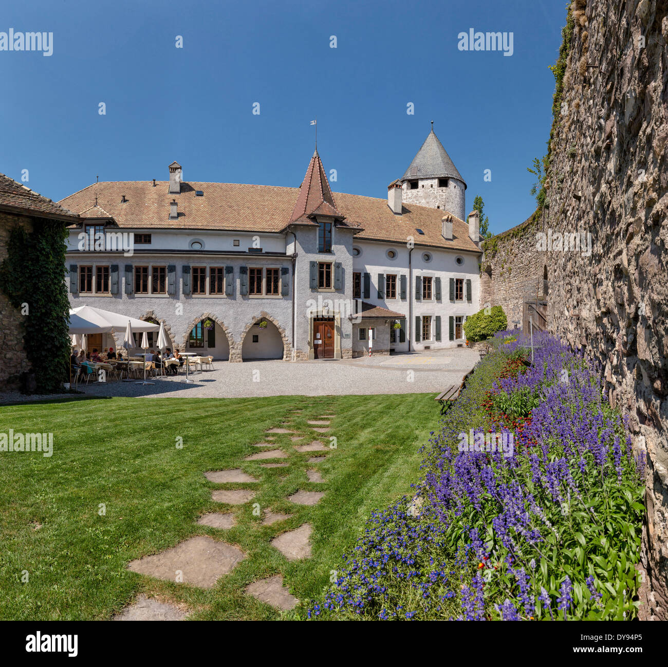Chateau de la Tour-de-Peilz, castello, fiori, estate, persone outdoor cafe, La Tour de Peilz, Vaud, Svizzera, Europa Foto Stock