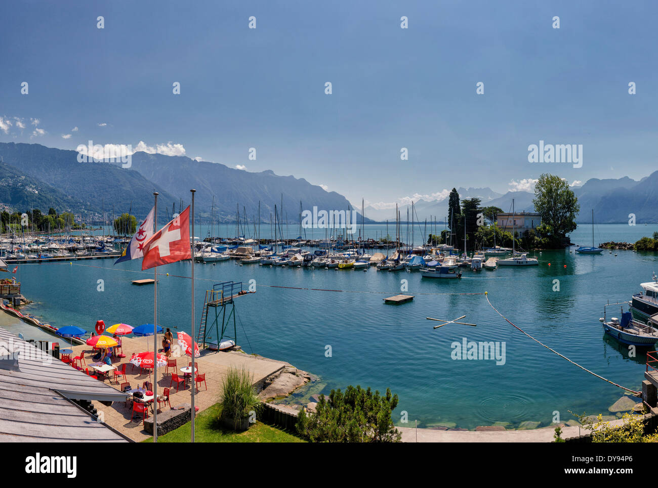 Porto Clarens sul Lago di Ginevra Leman villaggio città acqua estate montagne lago navi barca Vaud Montreux Svizzera Europa, Foto Stock