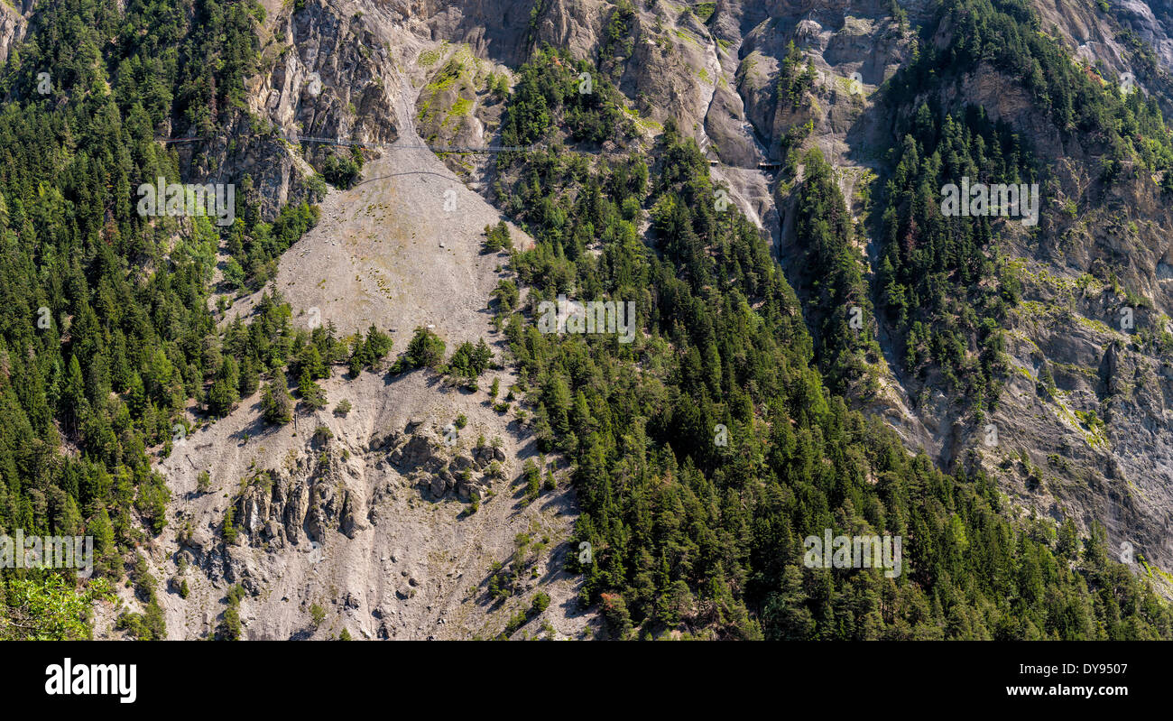 Bisse du Torrent Neuf Bisse ponte girevole traballante ponte sospeso paesaggio avventura foresta di alberi di legno estate montagne colline, Foto Stock