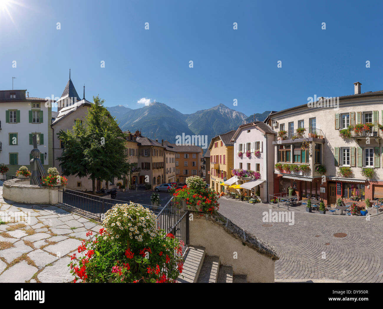 Loyengässi, città, villaggio, fiori, estate, montagne, colline, Leuk, Wallis, Vallese, Svizzera, Europa, street Foto Stock