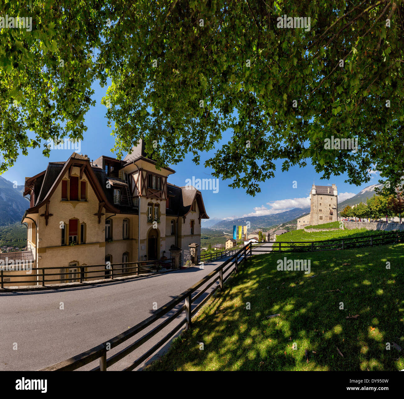 Hotel, municipio, città, villaggio, foresta, legno, alberi, estate, montagne, colline, Leuk, Wallis, Vallese, Svizzera, Europa Foto Stock