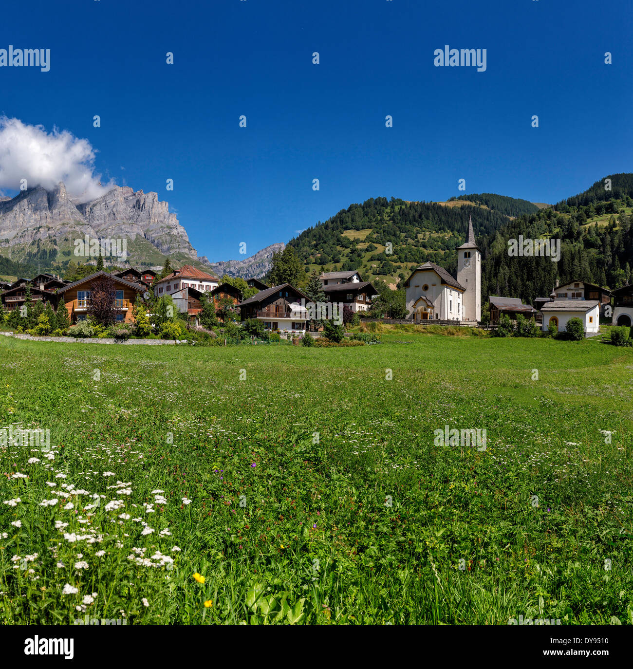 Piccola chiesa villaggio storico campo di fiori di prato estate montagne colline Inden Leukerbad Wallis Vallese Svizzera Europa, Foto Stock