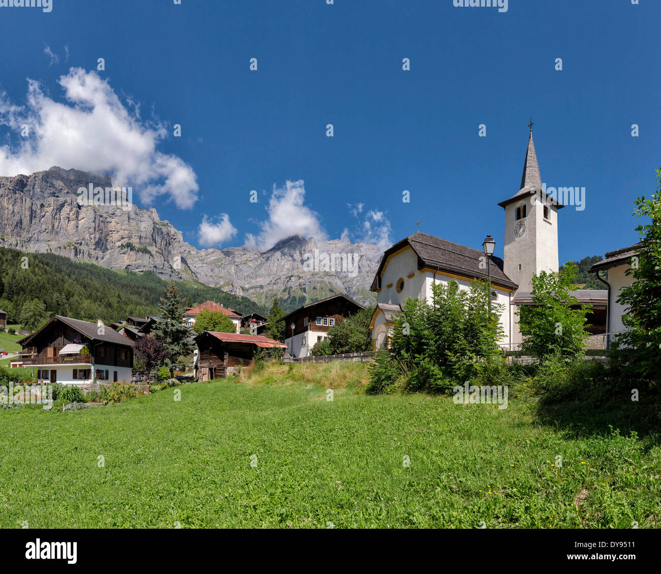 Poco, chiesa, città, villaggio, Campo, Prato, estate, montagne, colline, Inden, Leukerbad, Wallis, Vallese, Svizzera, Europa Foto Stock
