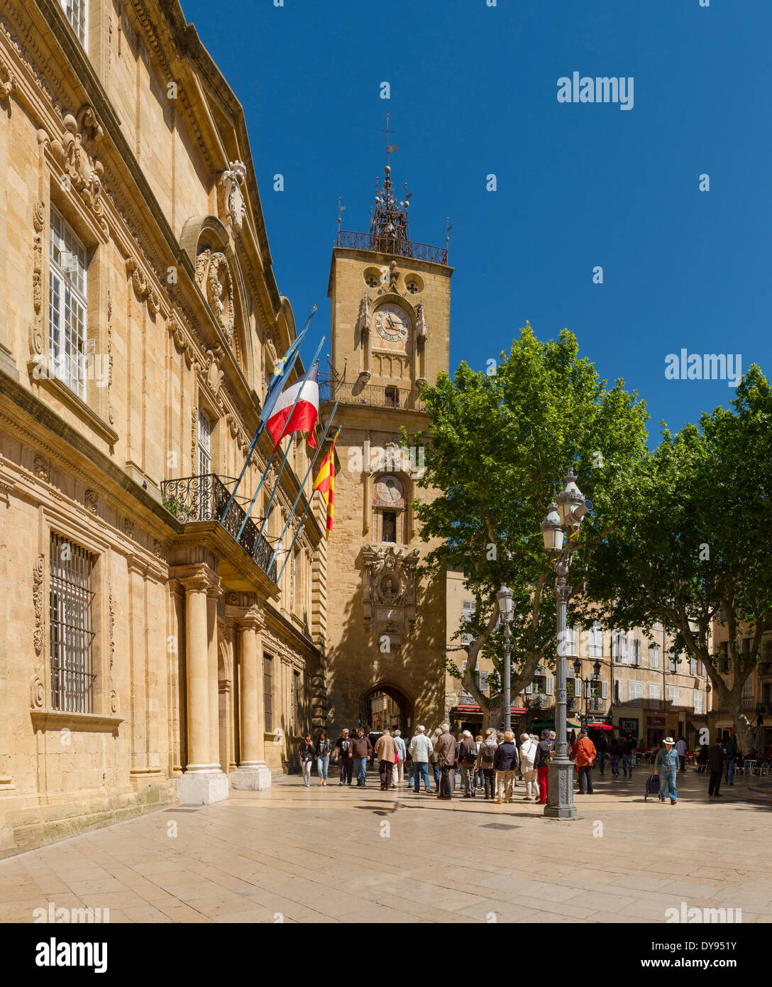 Tour de l'horloge municipio storico villaggio di foresta di alberi di legno molla persone Aix en Provence Bouches du Rhone Francia Europa, Foto Stock