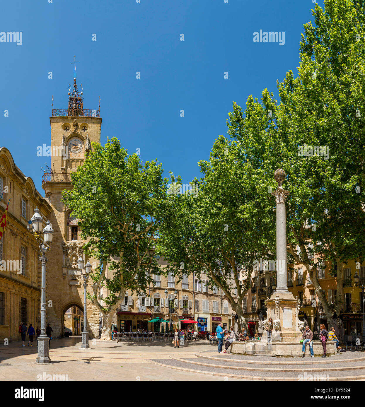 Tour de l'horloge Place de l'hotel de ville città villaggio foresta di alberi di legno molla persone Aix en Provence Bouches du Rhone Franc Foto Stock