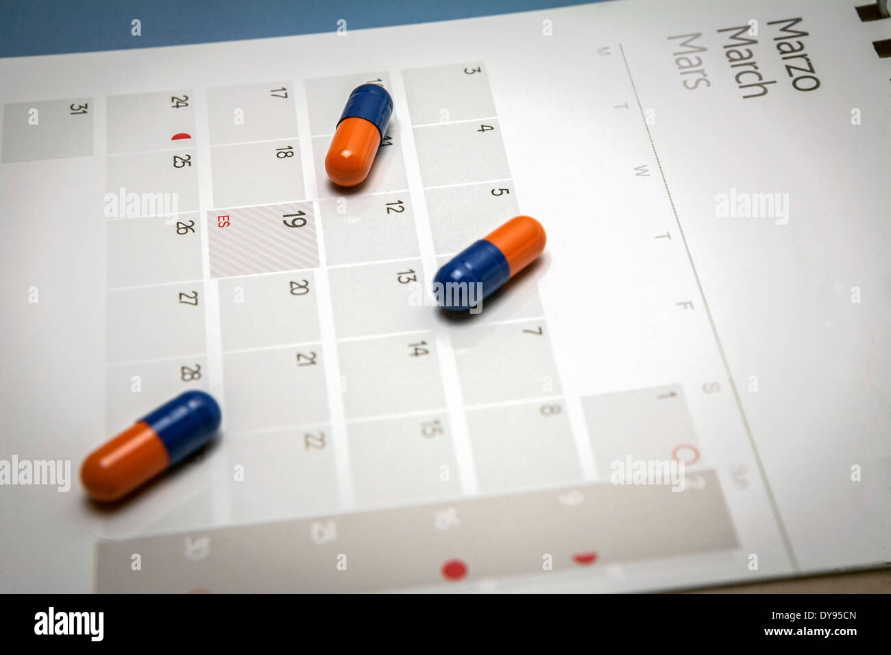 Pillole di controllo su un calendario Foto Stock