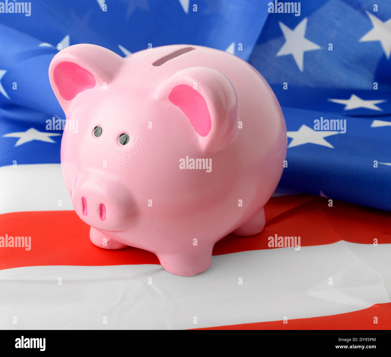 Coin bank su una bandiera degli Stati Uniti sullo sfondo Foto Stock