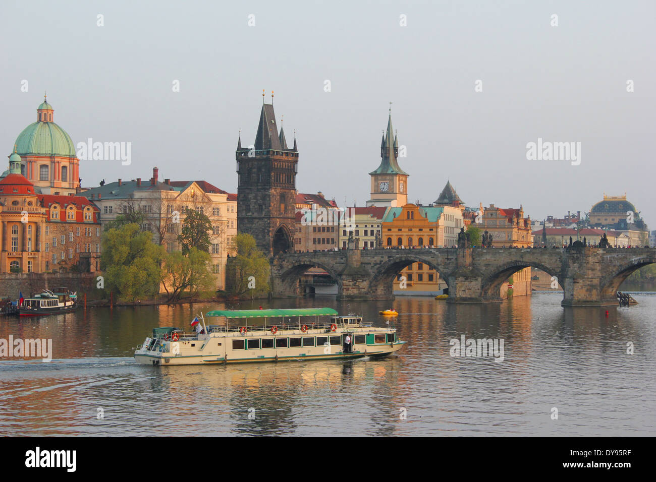 La Città Vecchia di Praga e il famoso Ponte Carlo : consente di visualizzare il fiume di Vltava con nave, Repubblica Ceca, Europa Foto Stock