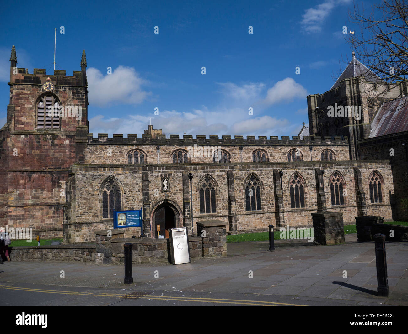 Cattedrale di Bangor Bangor City Gwynedd Galles del Nord costruito sul sito di edificio monastico fondato da San Deiniol Foto Stock