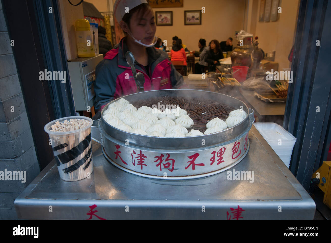 Gnocchi Xiaolongbao nel piccolo ristorante a uno del rinnovato perpendicolare street vicino a Qianmen Dajie, Pechino, Cina Foto Stock