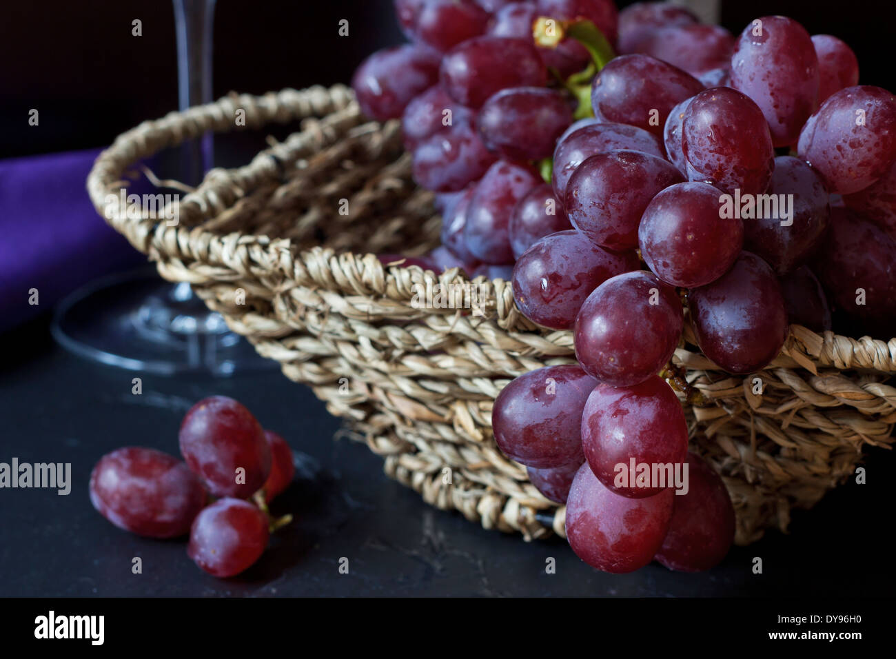 Cesto in Vimini di uve rosse (Vitis vinifera), close-up Foto Stock
