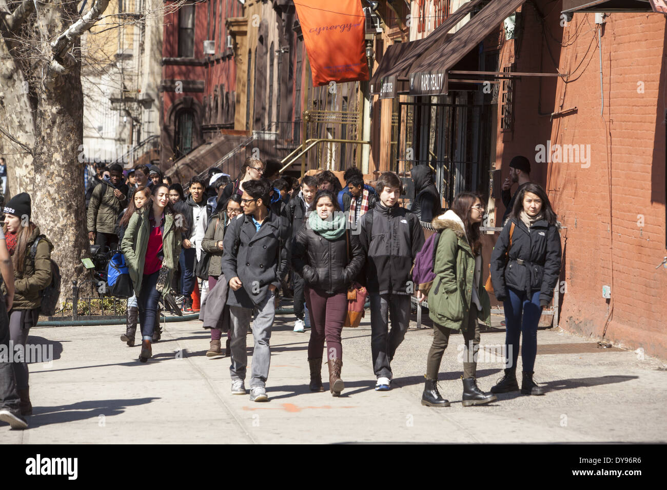 Gli studenti da Brooklyn Tech High School dopo scuola in Fort Greene quartiere di Brooklyn, New York. Foto Stock