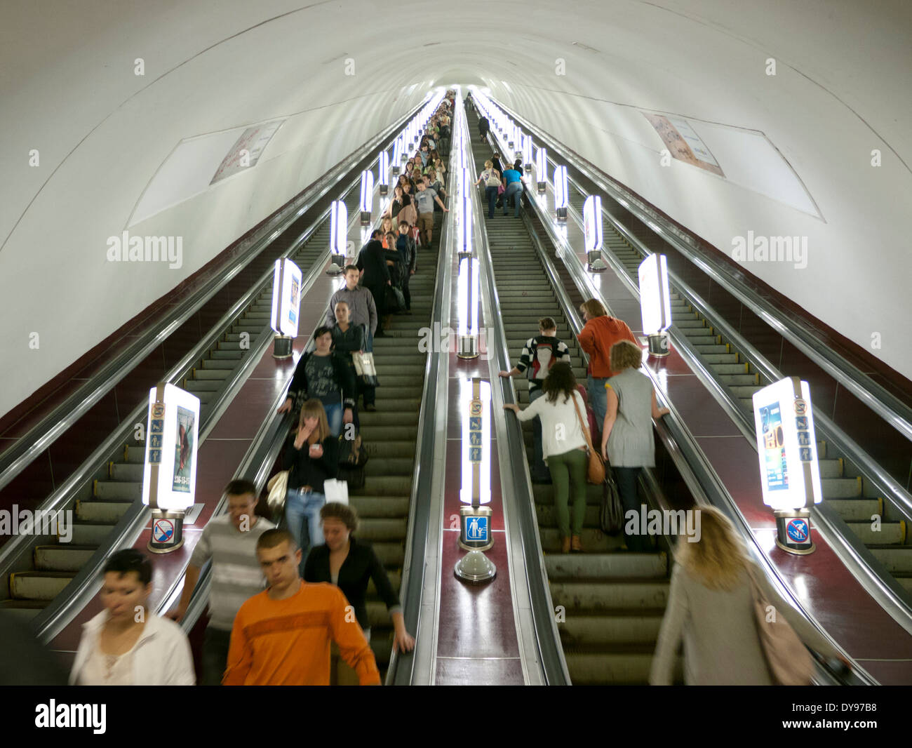 Persone su scale mobili tramite la metropolitana di Kiev Ucraina Foto Stock