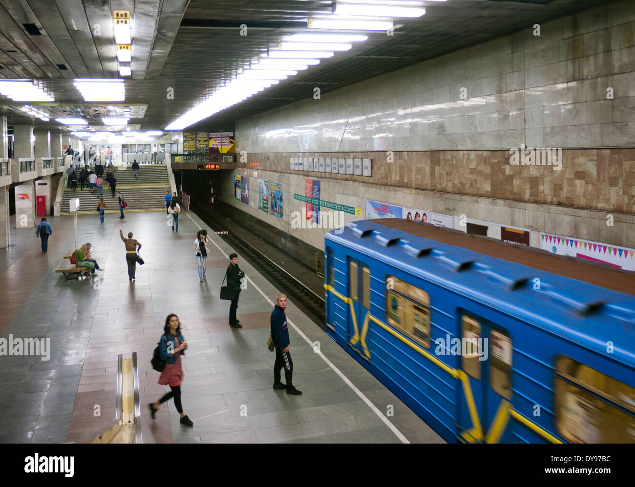 Le persone che usano la metropolitana di Kiev Ucraina Foto Stock