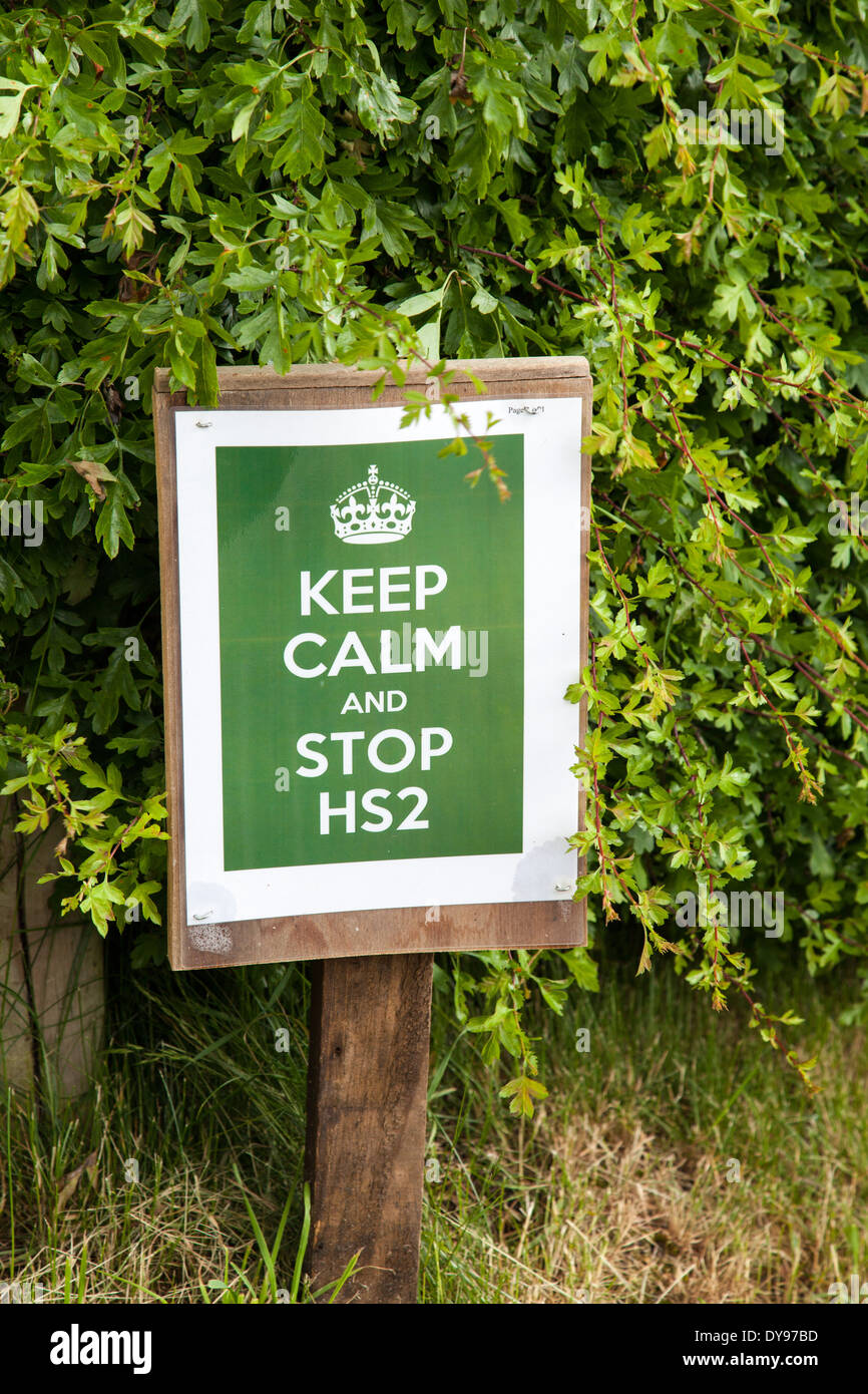 Un poster che dice di mantenere la calma e di smettere di HS2 per protestare contro la costruzione della linea ad alta velocità ferroviaria (HS2) Foto Stock