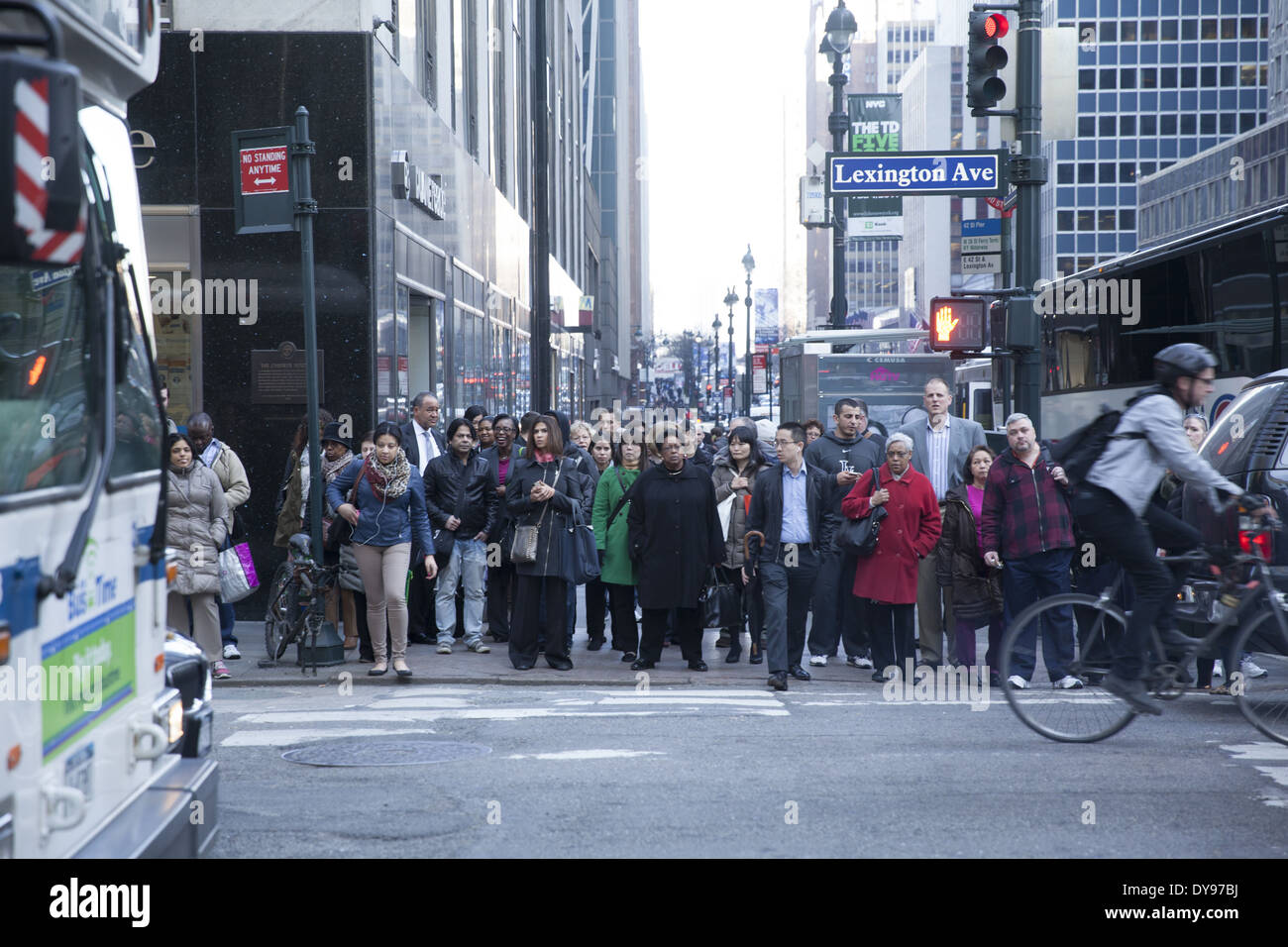 In attesa di attraversare Lexington Ave su 42nd St presso la sera rush hour in Manhattan. Foto Stock