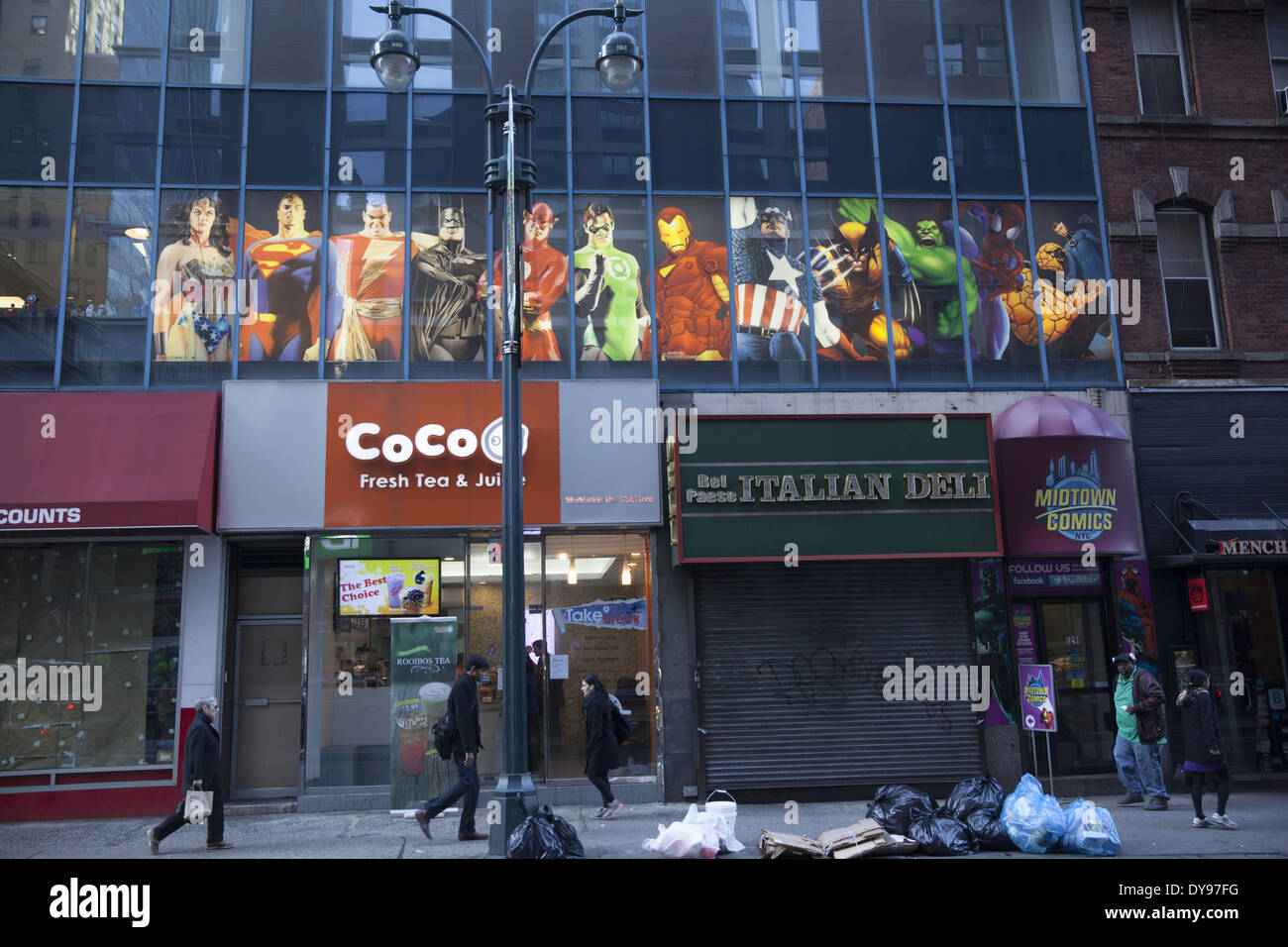 Super eroi adornano le finestre del Midtown comics Store in Manhattan. Foto Stock