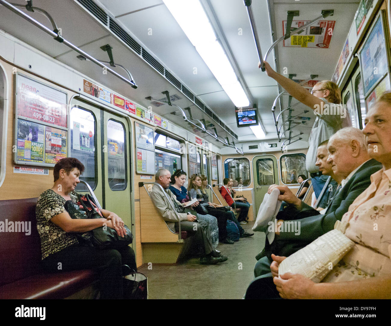 Le persone che usano la metropolitana di Kiev Ucraina Foto Stock
