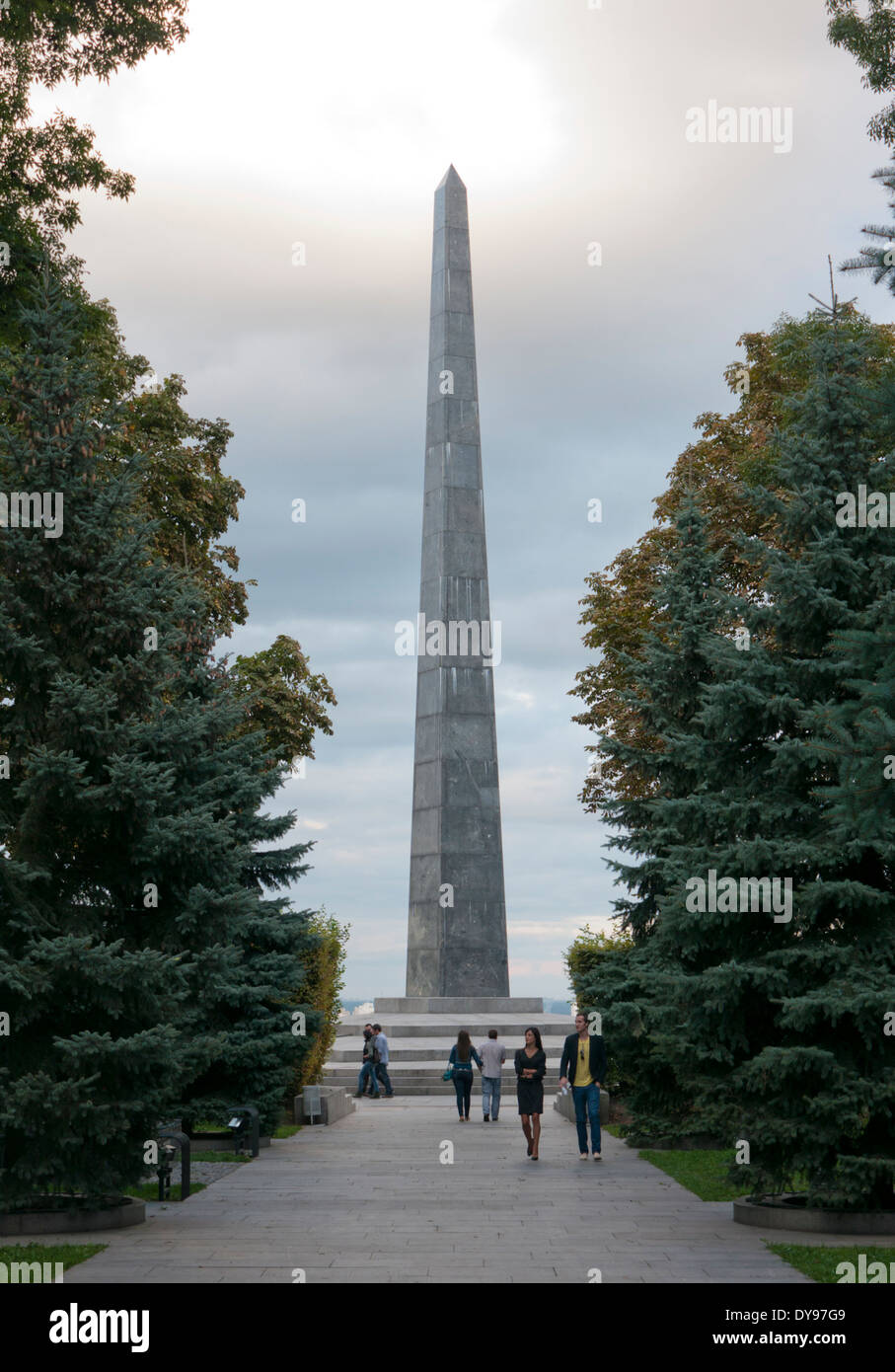 Obelisco a gloria eterna Park in memoria delle vittime della guerra a Kiev, Ucraina. Foto Stock