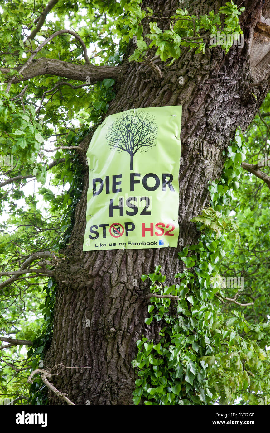 Un poster che protestavano contro la costruzione della linea ad alta velocità ferroviaria (HS2) Foto Stock