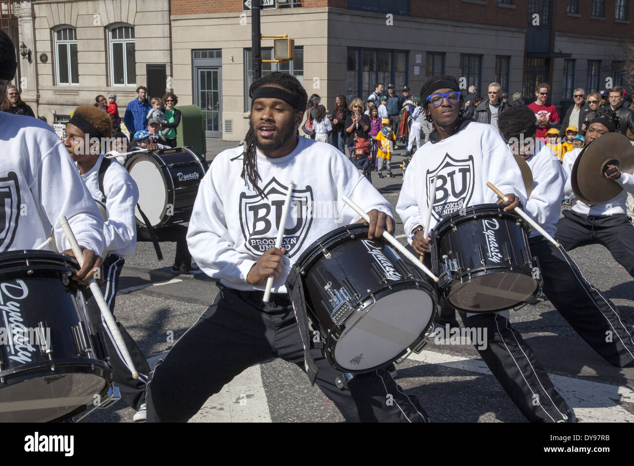 Brooklyn Regno percussion band suona al Little League Parade per iniziare la stagione di baseball a Park Slope, Brooklyn, New York. Foto Stock