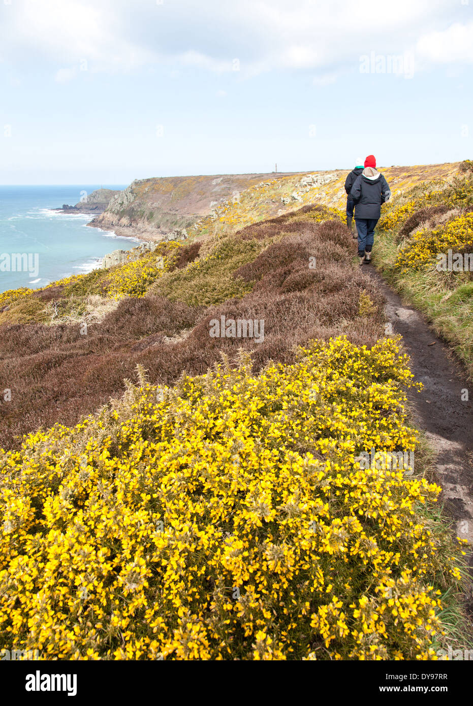 La gente camminare lungo la costa sud occidentale il percorso nei pressi di Cape Cornwall St appena Cornwall West Country England Regno Unito Foto Stock