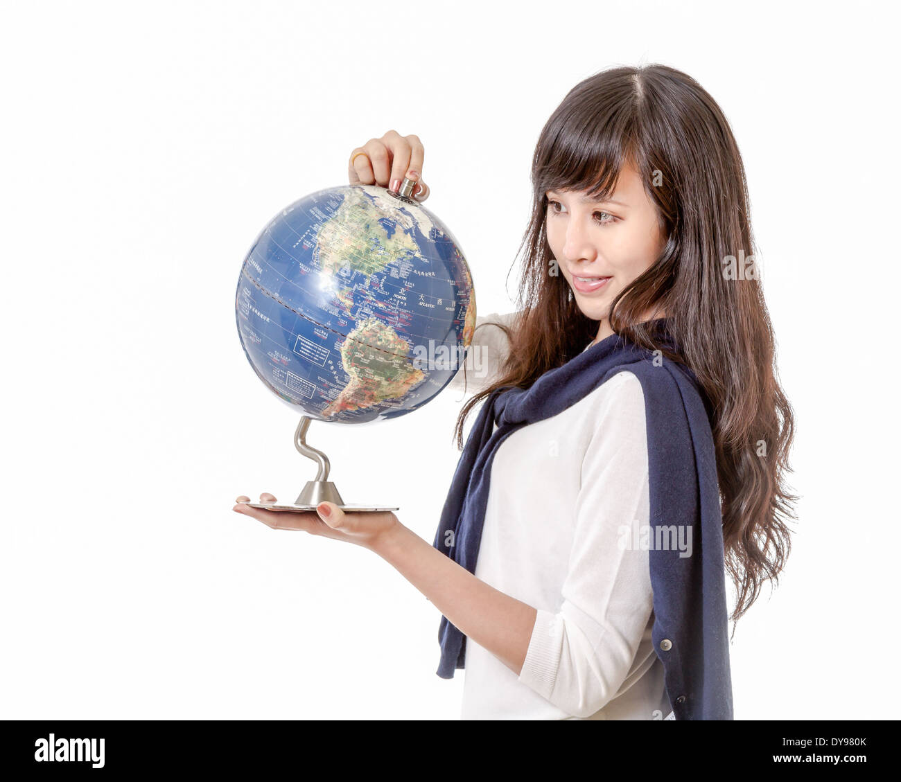 Femmina cinese con globo del pianeta terra Foto Stock