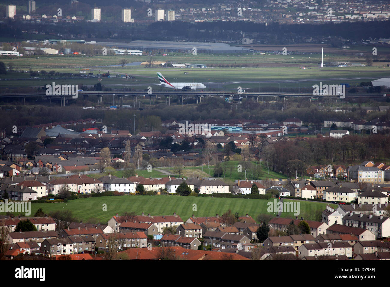 Glasgow, Scozia. Decimo Apr, 2014. La A380 Emirates nani le auto in autostrada e le case vicine come si atterra in aeroporto di Glasgow. Questa è la prima volta che un aeroporto scozzese ha accolto il più grande del mondo di aerei per il trasporto di passeggeri che sorge a 24 metri di altezza e ha quasi un 80 metri di apertura alare. Credito: PictureScotland/Alamy Live News Foto Stock