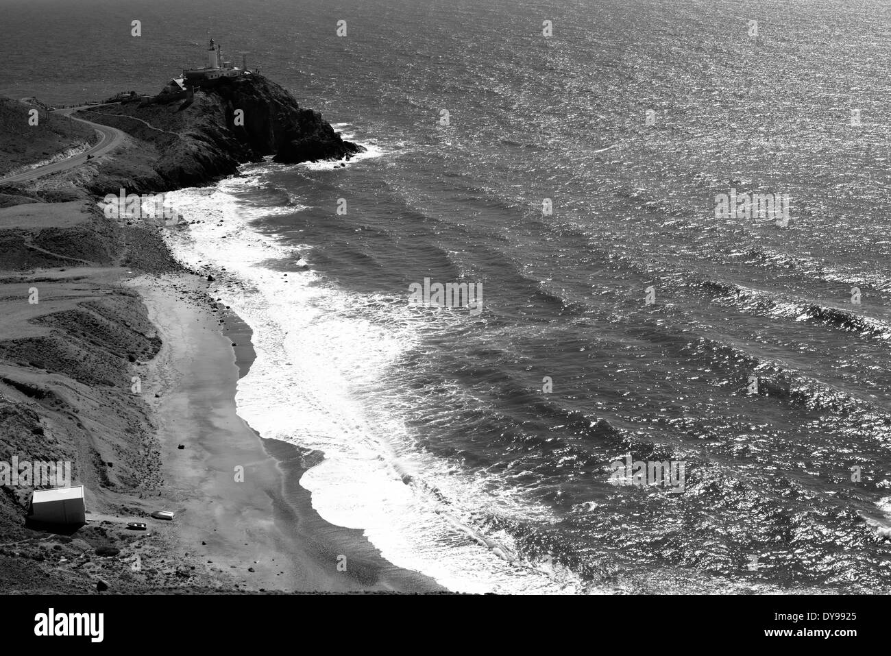 Cabo de Gata cape e il suo faro in bianco e nero Foto Stock