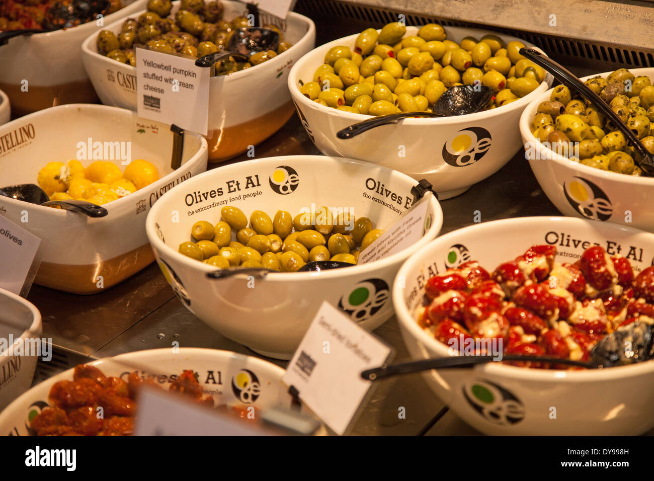 Vari piatti di olive destinate alla vendita a Olive et al Foto Stock