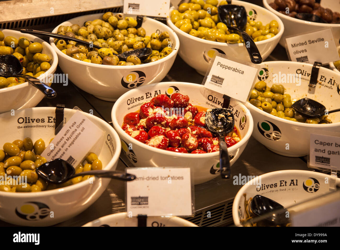 Vari piatti di olive destinate alla vendita a Olive et al Foto Stock