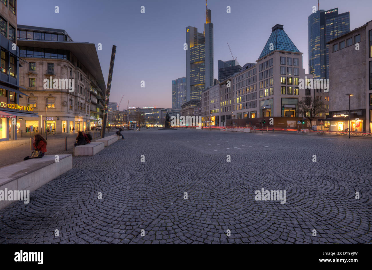 Goetheplatz nel centro di Francoforte e al crepuscolo Foto Stock