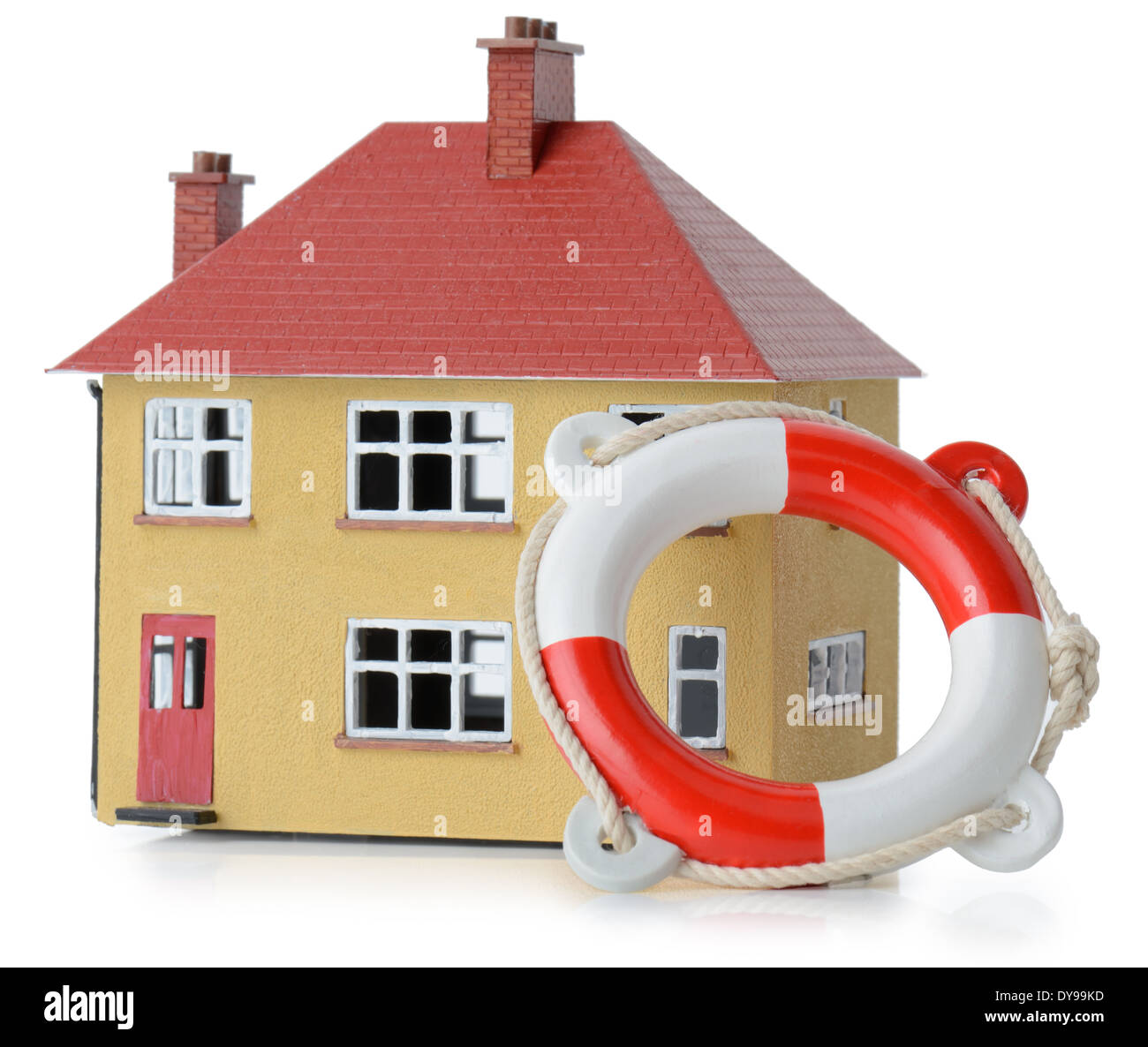 Una casa con un anello di vita isolata su uno sfondo bianco Foto Stock