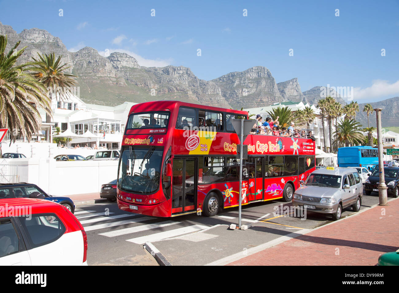 Hop on hop off tour bus con gita turistica a Camps Bay vicino a Città del Capo in Sud Africa Foto Stock