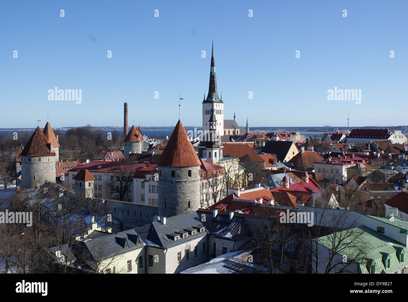 Vista aerea: Il centro storico della città medievale di Tallinn, capitale dell'Estonia, Europa Foto Stock