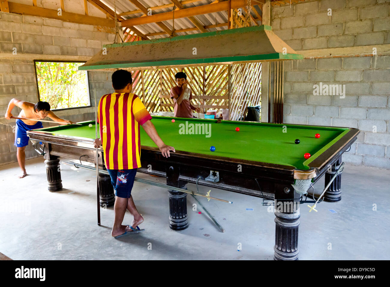 Giocare Biliardo nel villaggio di pescatori Salak Kokh su Ko Chang, Thailandia Foto Stock