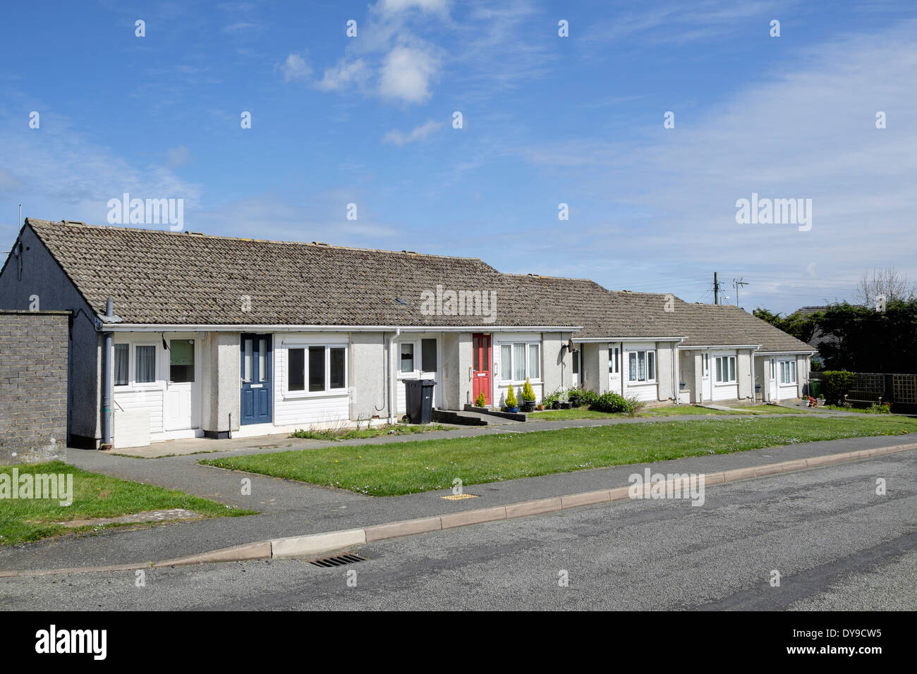 Piccoli bungalow a schiera fornendo al riparo il pensionamento consiglio di case per la gente anziana. Benllech, Isola di Anglesey, Galles del Nord, Regno Unito Foto Stock