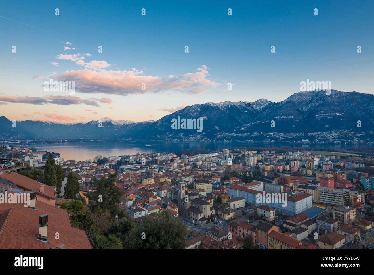 Vista panoramica su un villaggio alpino in blu ora su locarno Ticino Svizzera, Europa Foto Stock
