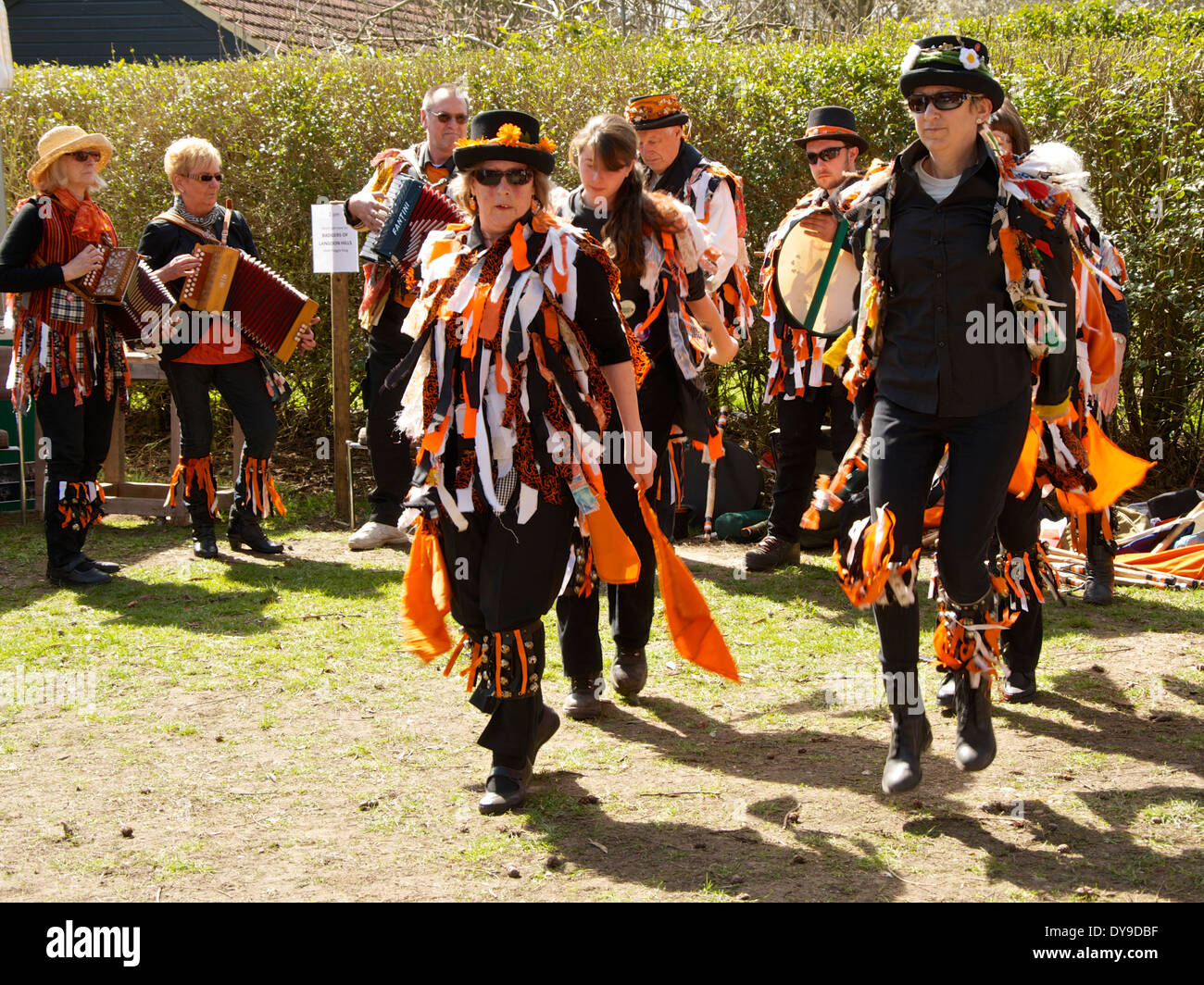Signora Morris ballerini da mani attorno troupe eseguire accompagnata da musicisti Foto Stock