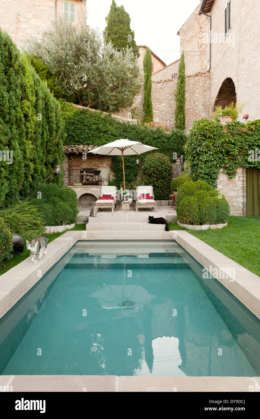 Piscina esterna nel giardino di una vecchia villa Umbra Foto Stock