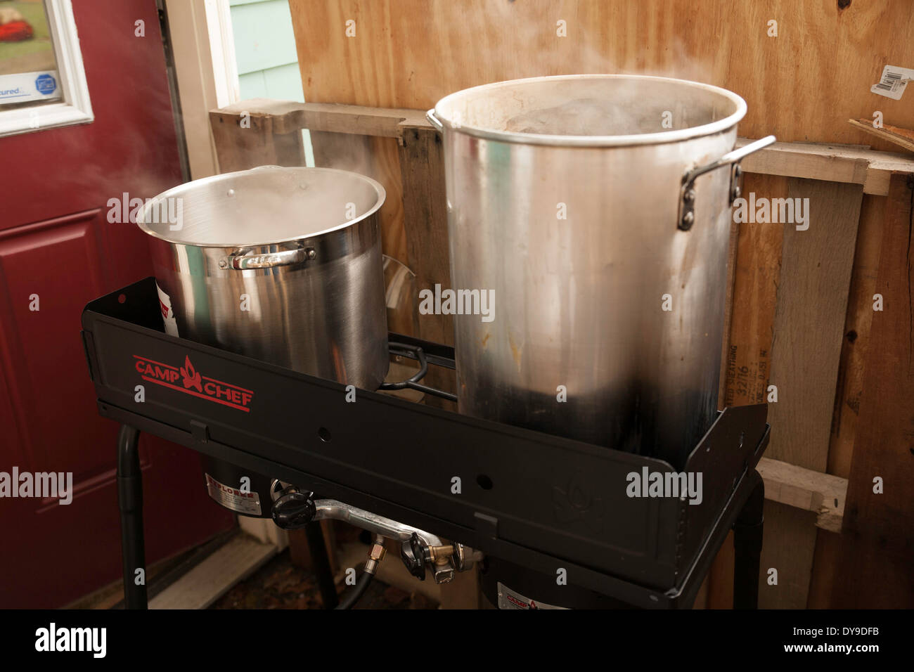 Un setup fatti in casa per la bollitura maple sap per fare lo sciroppo d'acero, una comune Nuova Inghilterra attività. Foto Stock