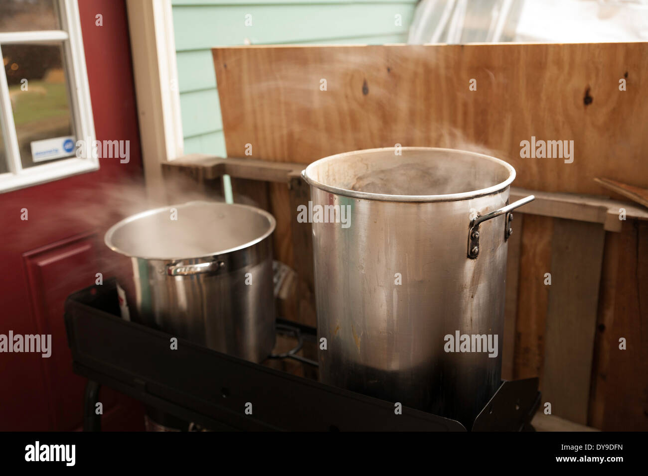 Un setup fatti in casa per la bollitura maple sap per fare lo sciroppo d'acero, una comune Nuova Inghilterra attività. Foto Stock