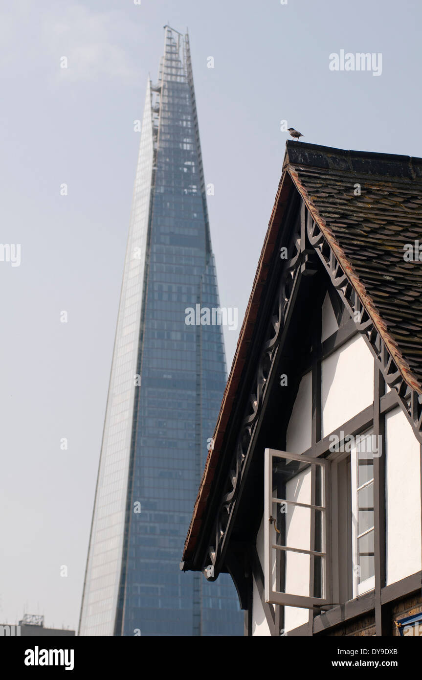 La Shard dietro un vecchio edificio di legno all'interno della Torre di Londra zona. Foto Stock