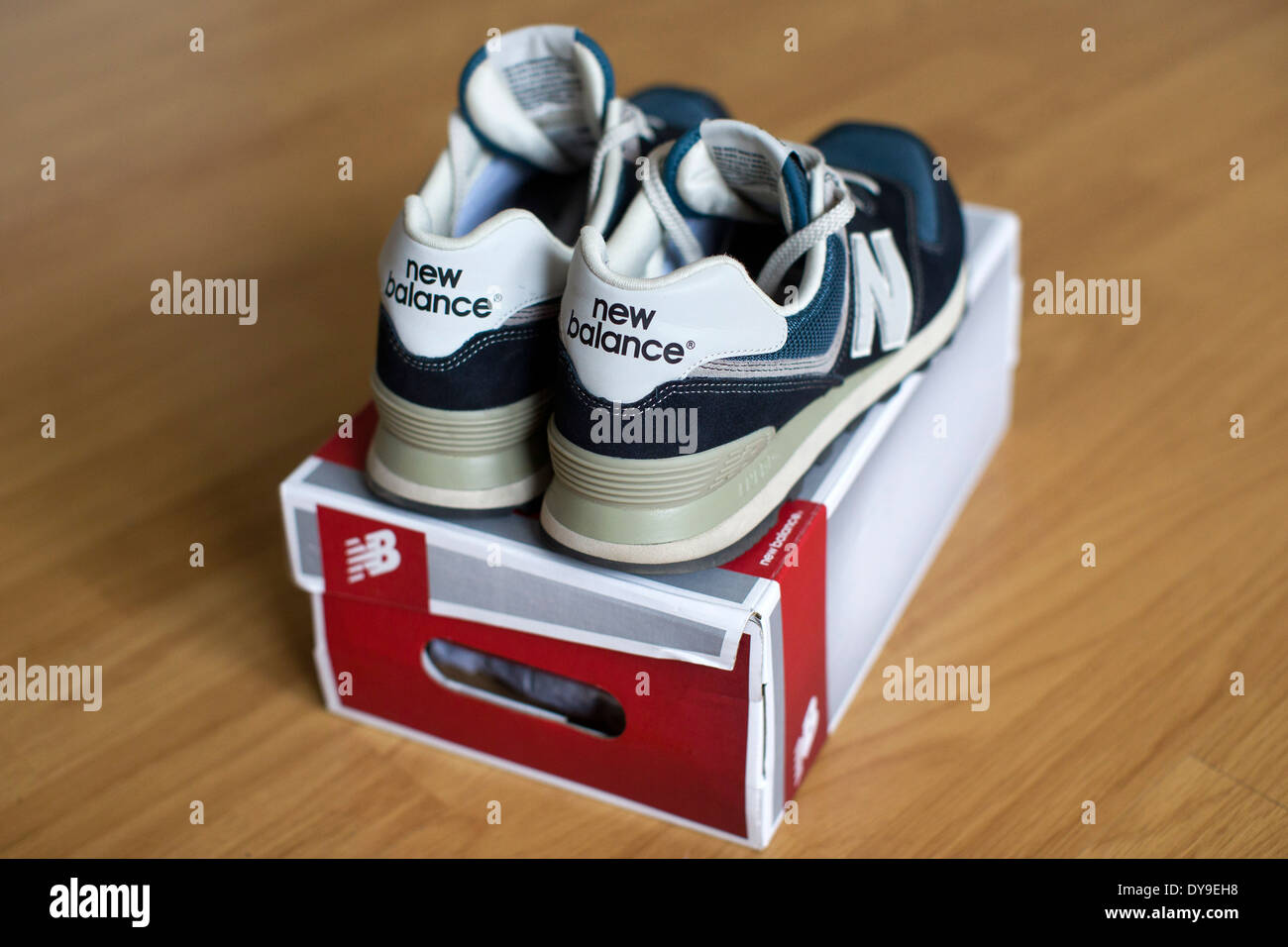 Regno Unito, Londra : un'immagine mostra un paio di nuove scarpe di equilibrio su una scatola di scarpe. Foto Stock