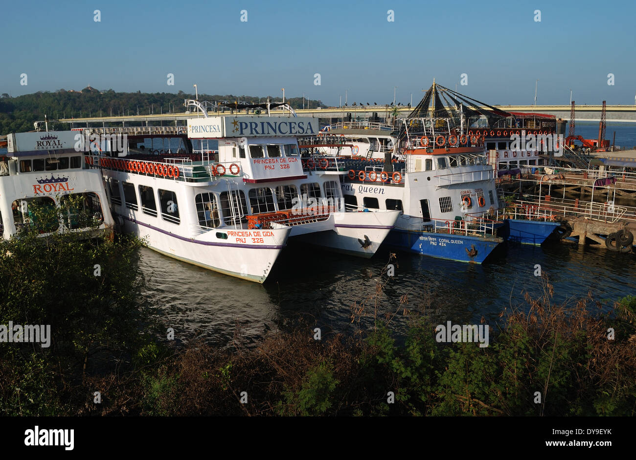 Barche e in traghetto sul fiume Mandovi,panaji,goa Foto Stock