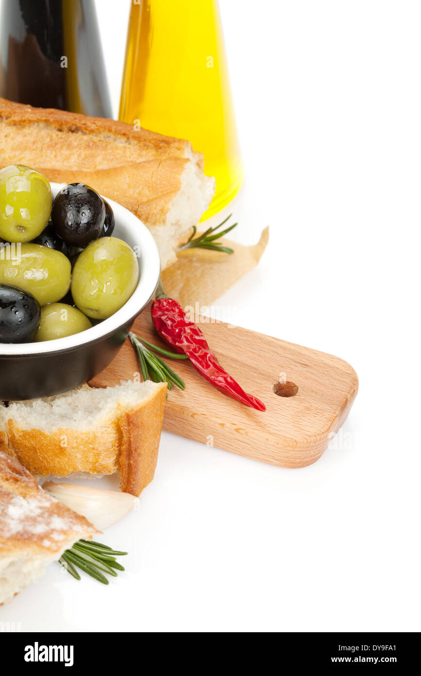 Il cibo italiano antipasto di olive, pane e spezie. Isolato su sfondo bianco Foto Stock
