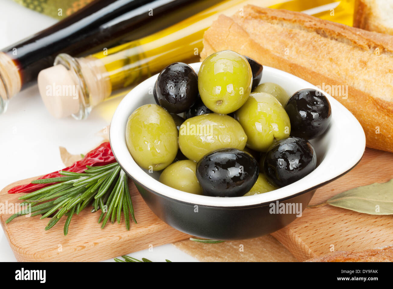 Il cibo italiano antipasto di olive, pane e spezie. Isolato su sfondo bianco Foto Stock
