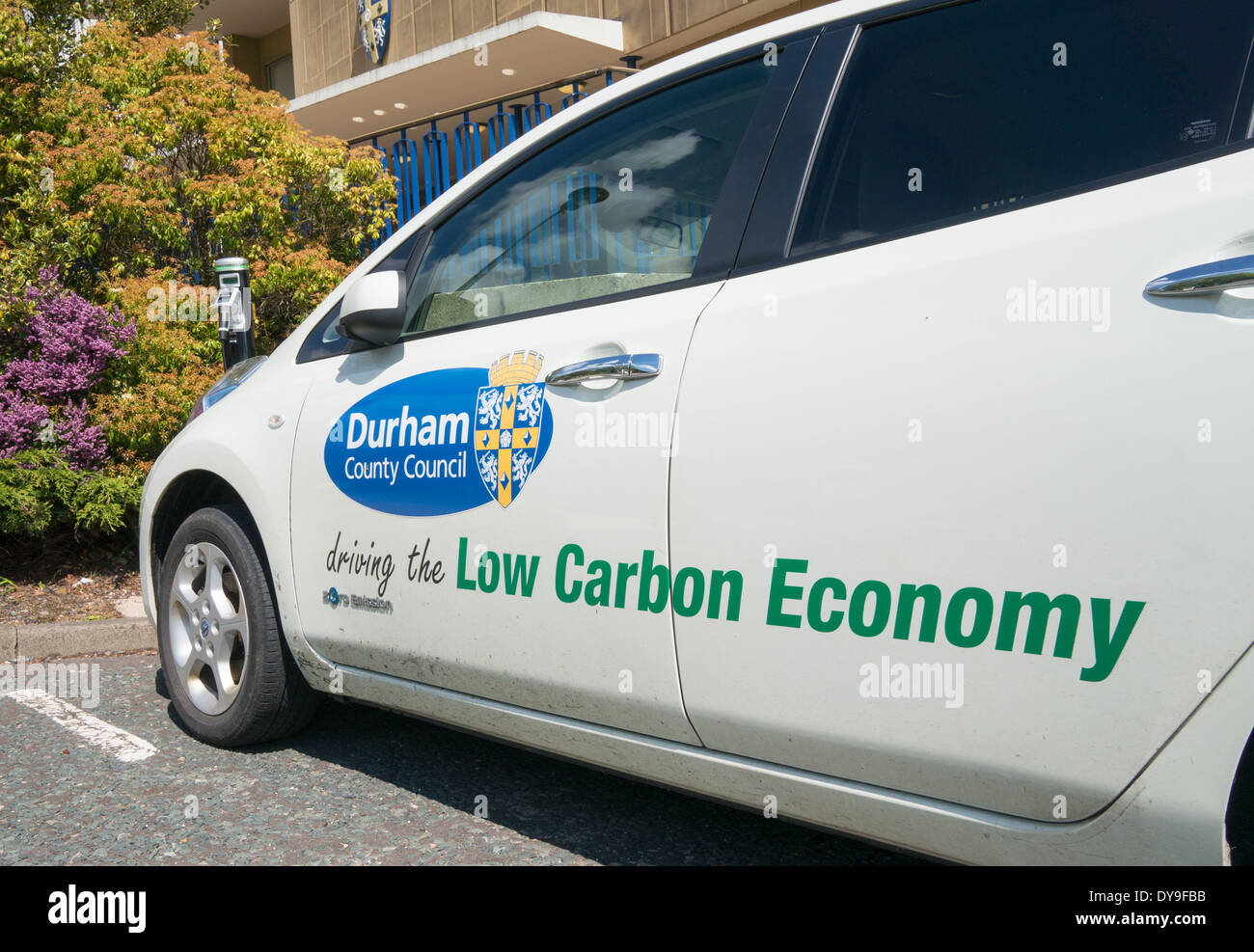La Nissan Leaf consiglio personale di ricarica per auto a Durham County Hall, economia a basse emissioni di carbonio Foto Stock