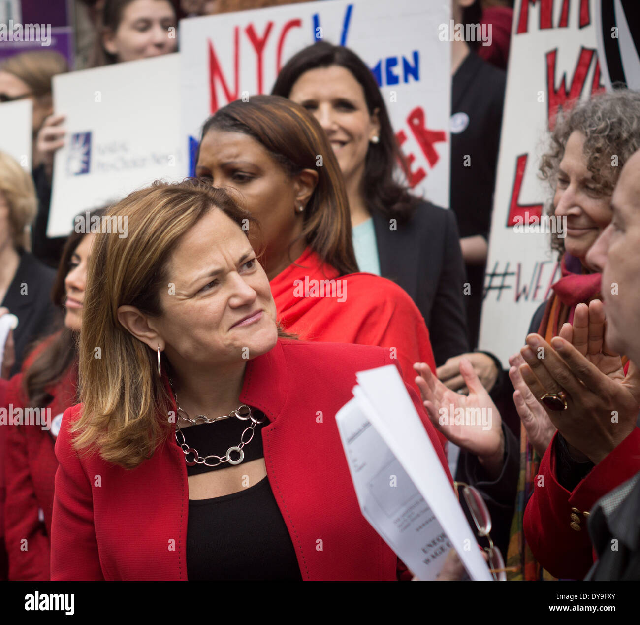 Della Città di NY parlare del Consiglio Melissa Mark-Viverito parla sui gradini della City Hall di New York Foto Stock